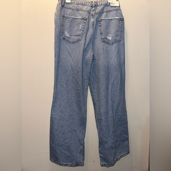 NWT Destroyed 90s-Fit Straight Jeans light wash distressed denim Forever 21 RARE - Picture 10 of 13
